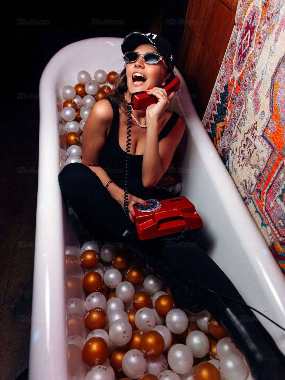 Сначала — закат. Потом — голос. Вечер живого вокала